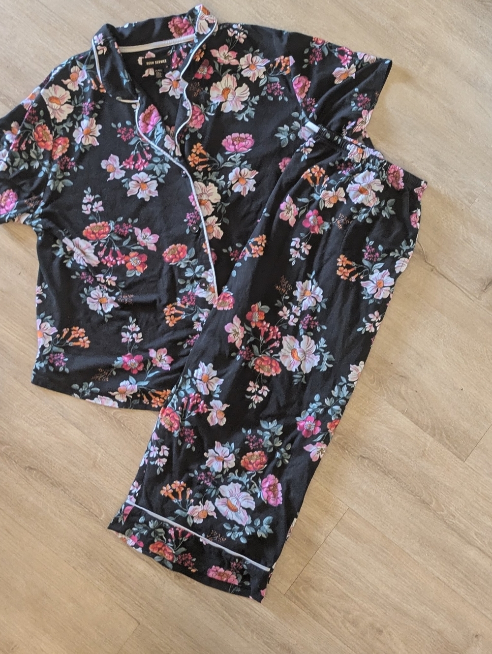 Room Service Black Floral Soft Short Sleeve And Capri Pajama Set XXL - Picture 3 of 6